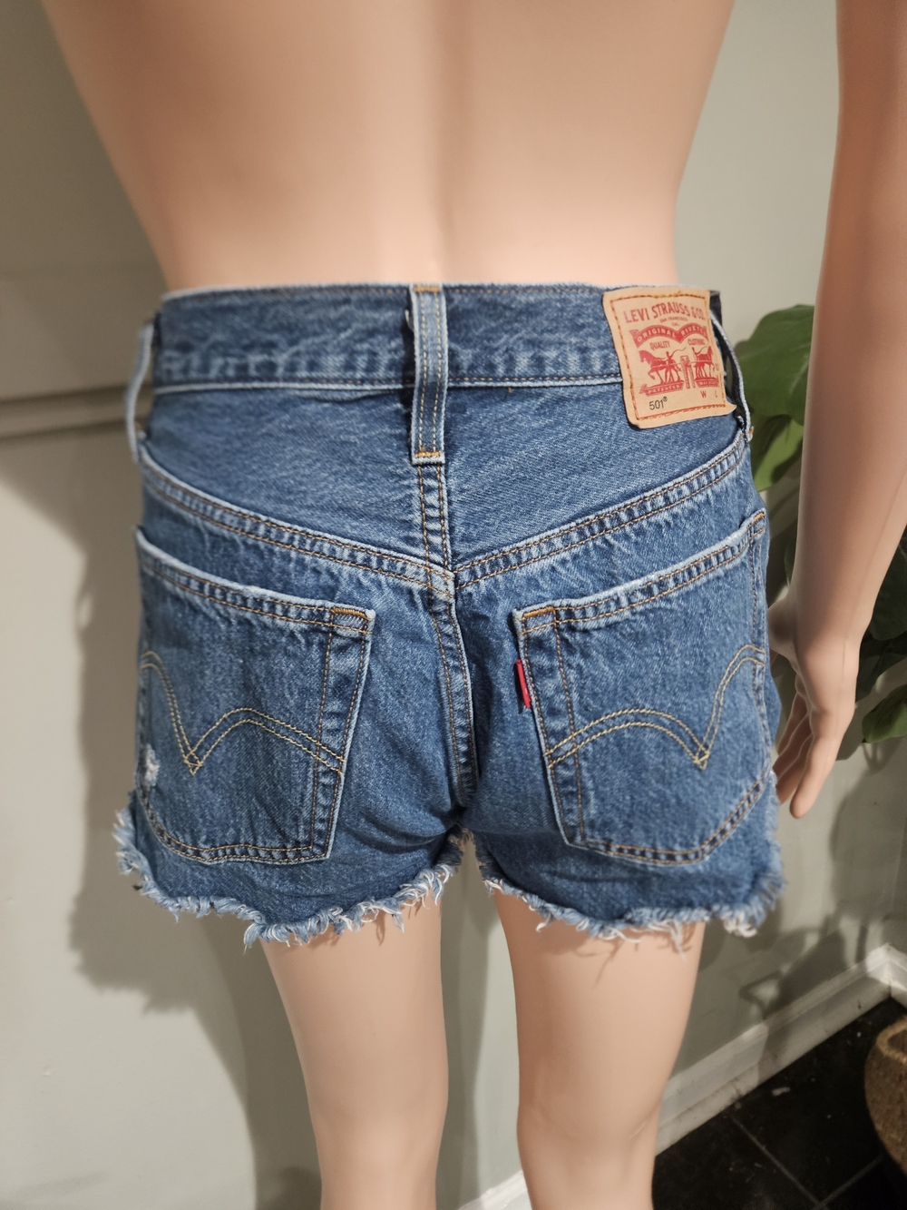 Levi's 501 Original Distressed Denim Cutoff Shorts Medium Wash Size W25 - Picture 11 of 16